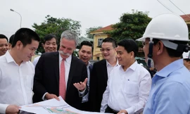 CEO F1, ông Chase Carey đã có chuyến thực địa và đánh giá cao tiến độ triển khai đường đua Mỹ Đình.