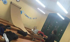 Cuộn công thức hóa học “khổng lồ” gắn trong lớp