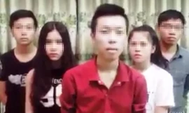 Việc nhóm học sinh, sinh viên này lên mạng xin lỗi về hành động nông nổi của mình là từ ý thức tự giác, không chịu tác động bởi công an. Ảnh cắt từ clip (Xin loi noi xau thi cu Hue)