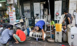 Thợ sửa điều hòa kiếm tới 6 triệu đồng mỗi ngày nắng nóng