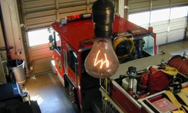 Bóng đèn được lắp ở trạm cứu hỏa số 6, thành phố Livermore, bang California. Ảnh: Odditycentral