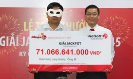 Chiếc mặt nạ khá bé mang hôm nhận giải khiến nhiều người nhận diện ra anh.