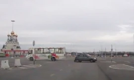 Hai ôtô đâm nhau giữa bãi đỗ trống không