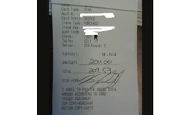 Nữ nhân viên bật khóc vì được 'boa' quá nhiều