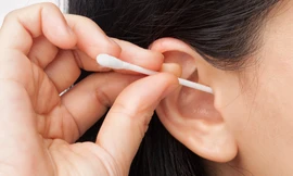 Không nên dùng tăm bông để làm sạch ráy tai