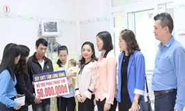 Các đơn vị trao tiền hỗ trợ cho con công nhân mắc bệnh tim