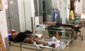 Người bị tai nạn giao thông đang được cấp cứu