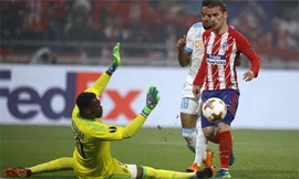 Griezmann tâng bóng nâng tỷ số lên 2-0 trong trận chung kết tối 16/5. Ảnh: Reuters