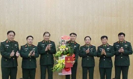 Thủ trưởng Bộ Tư lệnh Quân khu tặng hoa chúc mừng đồng chí Chủ nhiệm Chính trị Quân khu