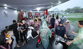 Đội mưa mua xe tại lễ ra mắt và mở bán xe VinFast tại TP. HCM