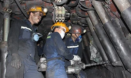 Thi đua lao động ở Công ty than Vàng Danh. Ảnh: CTV