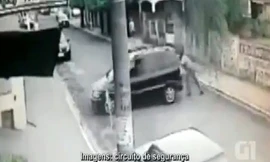 Tài xế bị xe của mình đè đổ tường