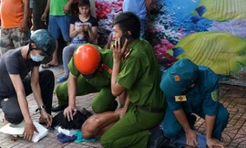 Công an và dân quân phường Tân Lập khống chế người đàn ông