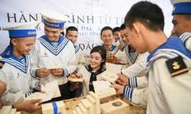 Trao tặng hơn 10 ngàn cuốn sách quý đến cán bộ, chiến sĩ Vùng 4 Hải quân