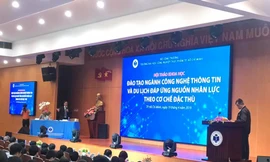 Các chuyên gia, diễn giả chia sẻ tại Hội thảo “Đào tạo ngành Công nghệ thông tin và Du lịch đáp ứng nhân lực theo cơ chế đặc thù”