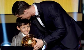 Ronaldo và con trai đang được năm tuổi Ronaldo Jr. Ảnh: Reuters