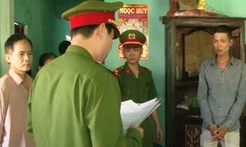 Công an thực hiện lệnh bắt tạm giam đối với nghi phạm Huỳnh Văn Tín