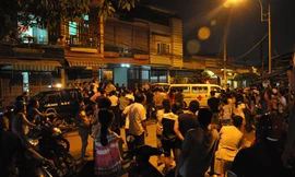 Hàng trăm người dân đứng theo dõi công an khám nghiệm hiện trường.