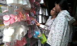 Nhan nhản khuôn chế bánh không có nguồn gốc được bày bán. Ảnh: Thảo Nhàn