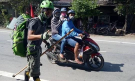 Chàng trai ngoại quốc dùng ván trượt đi xuyên Việt khiến mọi người chú ý. Ảnh chụp màn hình.