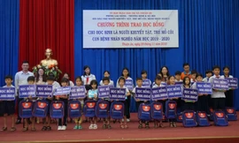 Đại diện Tập đoàn Tân Hiệp Phát trao học bổng cho các em có hoàn cảnh đặc biệt.