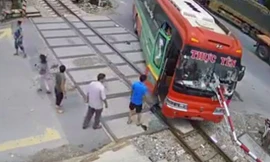 Cần chắn đường sắt xuyên thủng kính xe khách, nhiều hành khách hốt hoảng