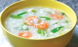 Cháo tôm với cải thảo và dừa xiêm.