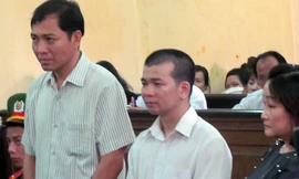 Bị cáo Trỗi (áo kẻ sọc) tại toà.