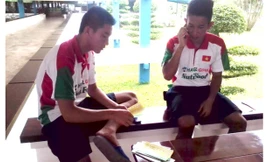 Văn Trường (trái) và Hồng Duy trăn trở vì không thể kiếm đủ vé vào sân cho người nhà