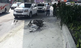 Nam thanh niên sau khi bị CSGT bắt lỗi chạy ngược chiều thì châm lửa đốt xe. Ảnh: H.Tâm