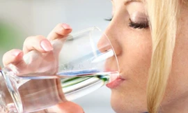 Luôn cảm thấy khát là dấu hiệu rõ ràng nhất cảnh báo bạn ăn quá nhiều muối. Ảnh: Rd.