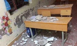 Cả mảng vữa trần sập xuống khiến 3 học sinh lớp 1 phải nhập viện điều trị. Ảnh. Đ.HOÀNG 