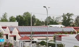 Đại diện phía Điện lực Cần Thơ và khách hàng kiểm tra thông số hệ thống điện mặt trời tại hộ Phan Bình Minh (số 12, đường Vành đai sân bay, phường Trà An, quận. Bình Thuỷ, TP. Cần Thơ (ảnh: Nam Hương)