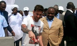 Messi trát vữa trong lễ khởi công xây sân vận động tại Libreville. Ảnh: Reuters