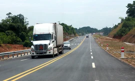 Hai vạch liền màu vàng cấm xe ở cả hai chiều lấn làn hoặc quay đầu.