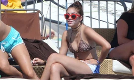 Con gái 17 tuổi của Madonna nóng bỏng trên bãi biển 