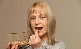 Mặc dù hộp sô cô la được làm từ năm 1902, bà Vikki vẫn quyết định ăn nó