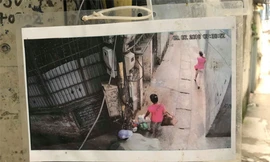 Ngõ nhỏ Hà Nội sạch bong sau khi treo ảnh người đổ rác trộm