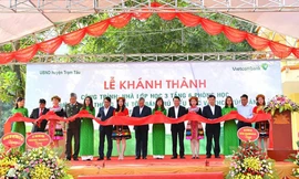 Các đại biểu tham gia cắt băng khánh thành công trình nhà lớp học xã Túc Đán, huyện Trạm Tấu, tỉnh Yên Bái