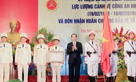 Chủ tịch nước Trần Đại Quang trao Huân chương Bảo vệ Tổ quốc hạng Ba cho Lực lượng Cảnh vệ Công an Nhân dân. (Ảnh: Nhan Sáng/TTXVN)