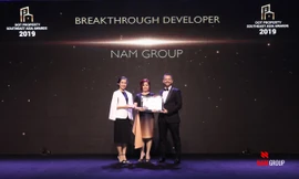 Đại diện Nam Group nhận giải thưởng “Breakthrough Developer – Nhà phát triển BĐS đột phá nhất Đông Nam Á 2019” dành cho Tập đoàn