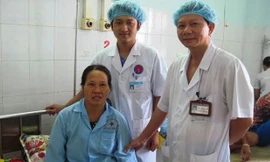 Bác sĩ Trần Văn Thiết (đứng bên phải)- người mổ thành công khối u quái cho bệnh nhân Tư. 