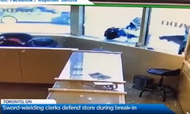 Nhân viên tiệm vàng múa kiếm chặn cướp có súng