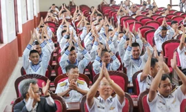 Vượt trùng dương đến với đảo xa Tây Nam Tổ Quốc trao tặng tri thức