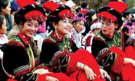 Là một phong tục ở Trung Quốc nên việc sờ ngực các cô gái trong tháng cô hồn không bị gọi là "yêu râu xanh".