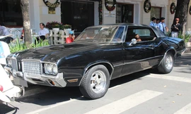 Xế cổ Oldsmobile Cutlass Supreme 1970 tại Sài Gòn.