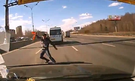 Suýt chết khi đặt biển cảnh báo giữa đường