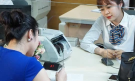 So với cùng kỳ 2017, tín dụng ngân hàng tăng trưởng thấp hơn nhưng nợ xấu đã giảm khá mạnh - Ảnh: Quang Phúc.