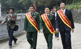 Tặng bảng vàng trí thức tiêu biểu cho 6 cán bộ cấp cao của quân đội