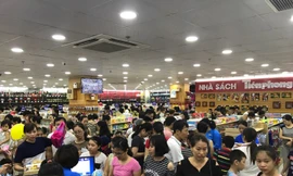 Nhà sách Tiền Phong 2 - Hải Phòng tặng quà cho trẻ em nghèo vượt khó